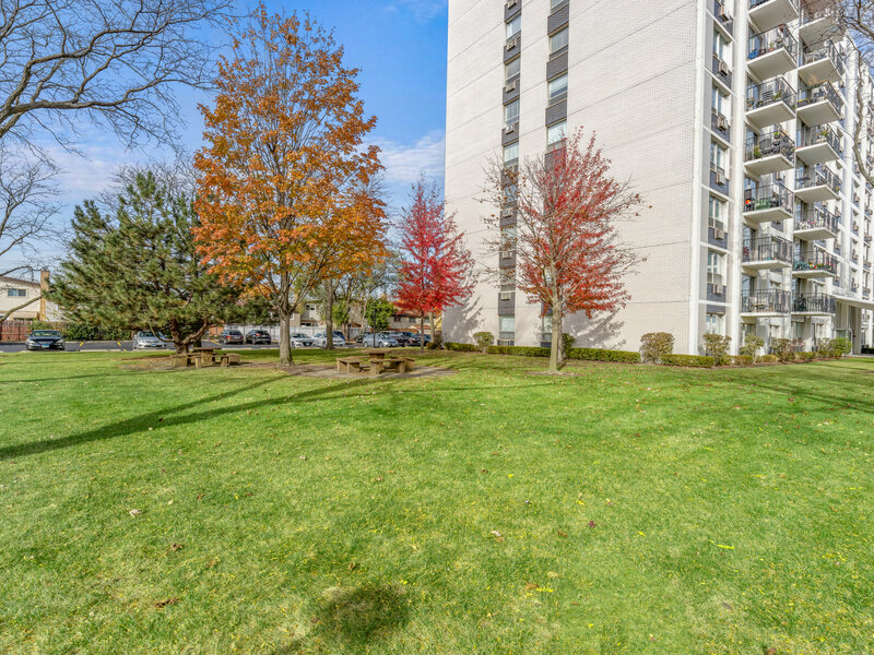9009 Golf Road Des Plaines IL 60016