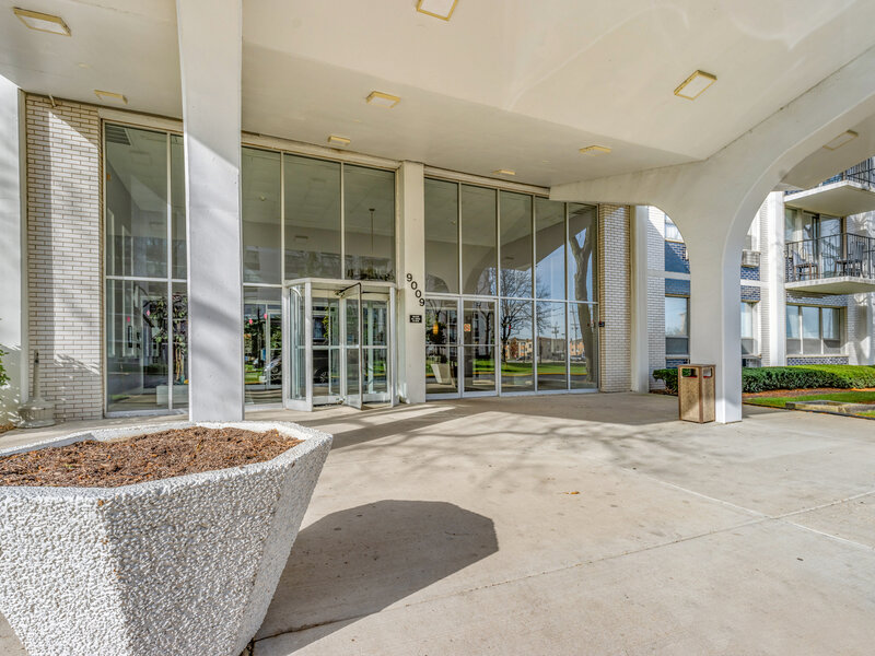 9009 Golf Road Des Plaines IL 60016