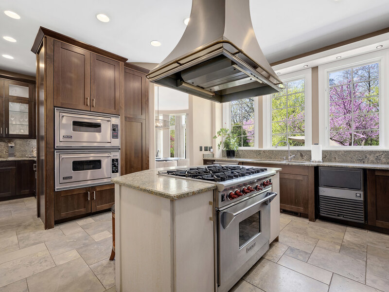 1890 Robinwood Lane Riverwoods IL 60015