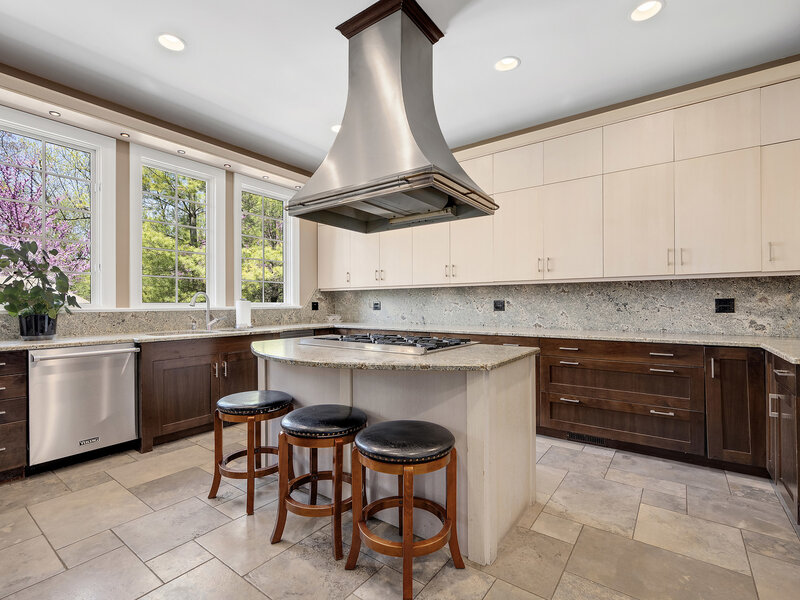 1890 Robinwood Lane Riverwoods IL 60015