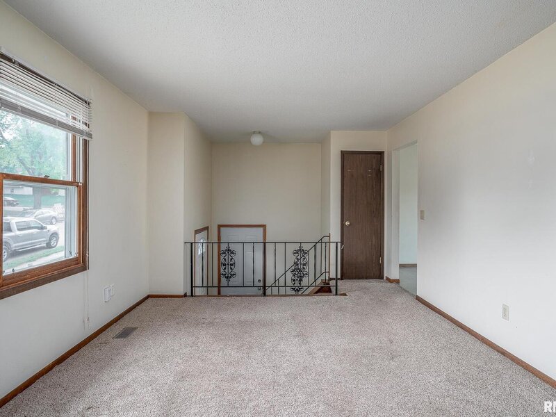 5556 N Thornwood Ave Avenue Davenport IA 52806