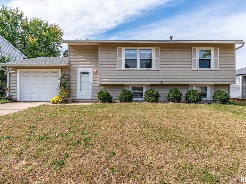 5556 N Thornwood Ave Avenue Davenport IA 52806