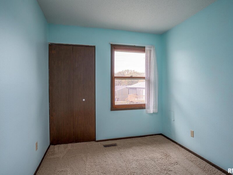 5556 N Thornwood Ave Avenue Davenport IA 52806