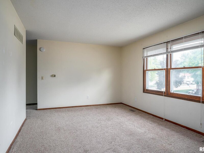 5556 N Thornwood Ave Avenue Davenport IA 52806