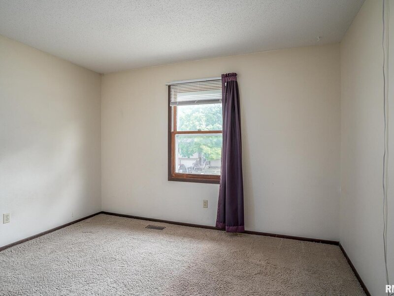 5556 N Thornwood Ave Avenue Davenport IA 52806