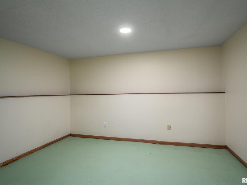 5556 N Thornwood Ave Avenue Davenport IA 52806