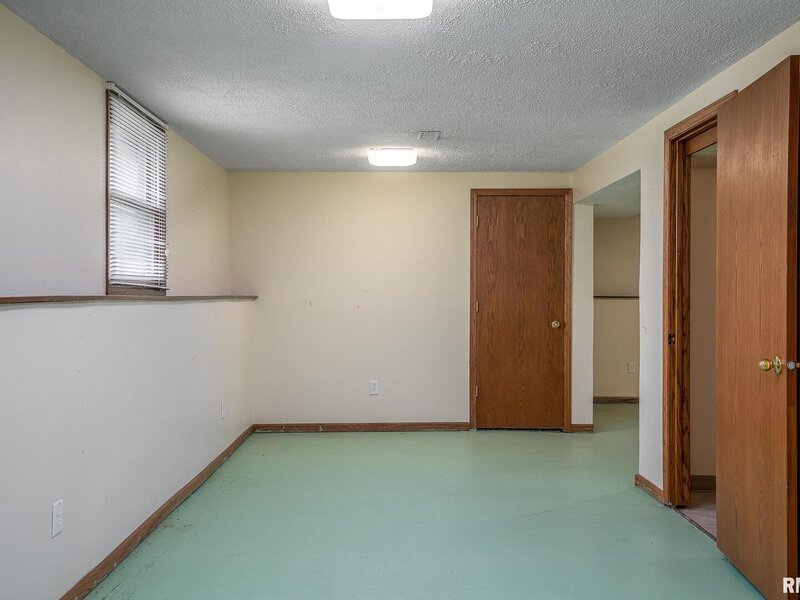 5556 N Thornwood Ave Avenue Davenport IA 52806