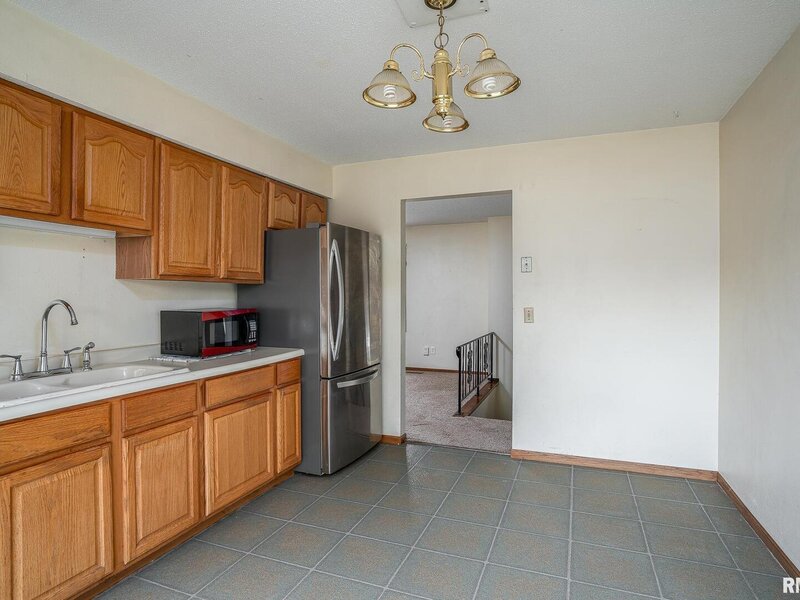 5556 N Thornwood Ave Avenue Davenport IA 52806