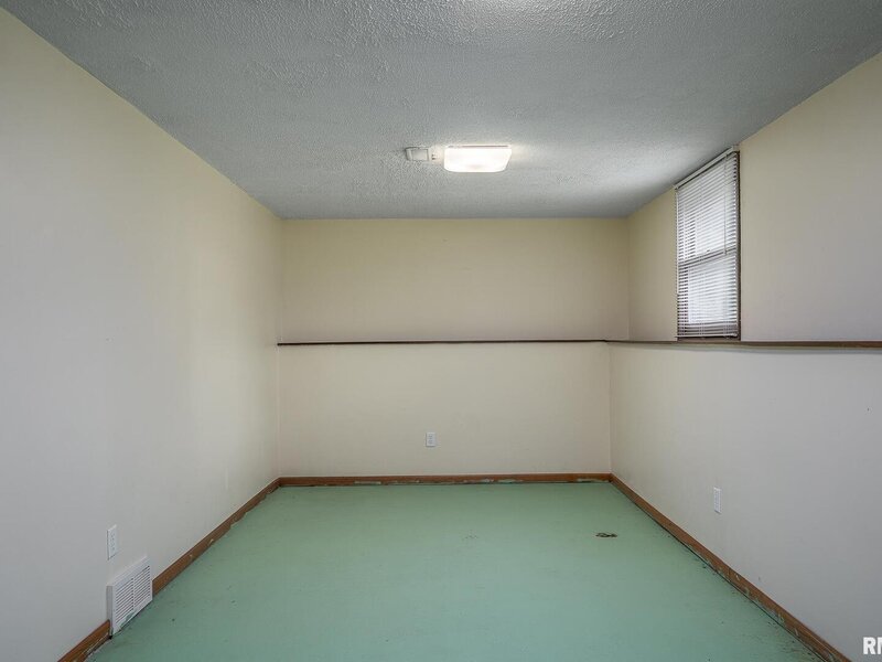 5556 N Thornwood Ave Avenue Davenport IA 52806