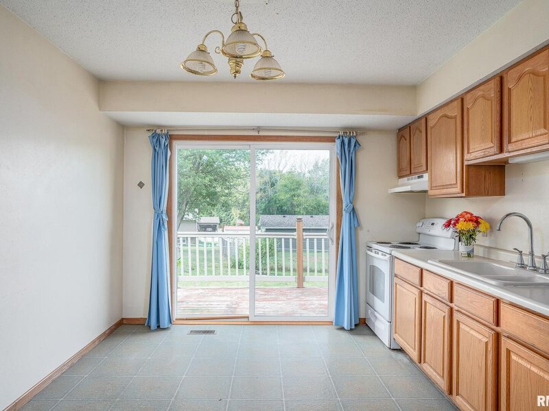 5556 N Thornwood Ave Avenue Davenport IA 52806