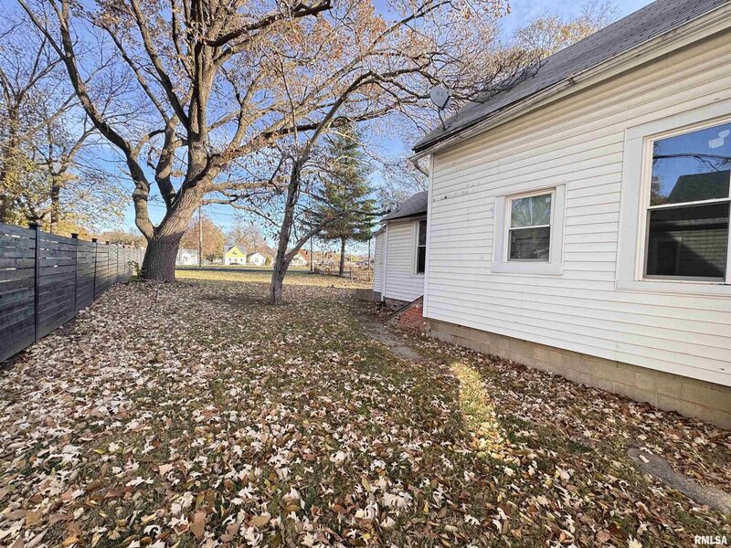 911 W Hurlburt Street Peoria IL 61605