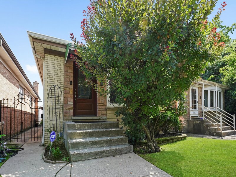 4551 W Foster Avenue Chicago IL 60630