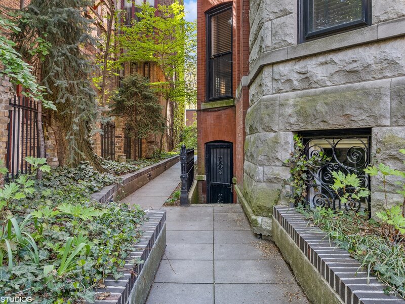 159 W Burton Place Chicago IL 60610