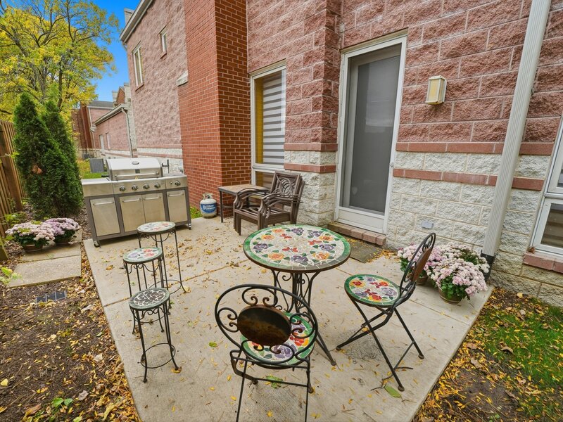 15 Manchester Lane Elmhurst IL 60126