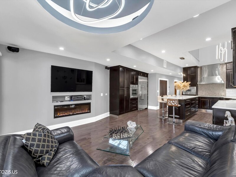 461 W Melrose Street Chicago IL 60657