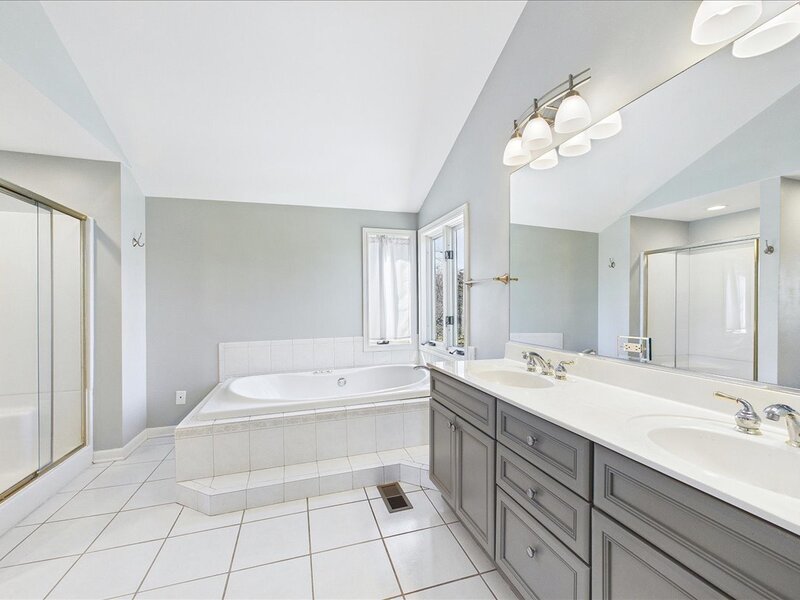 209 Mooregate Trail Hawthorn Woods IL 60047