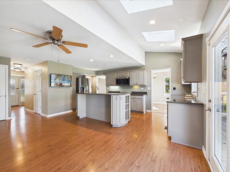 209 Mooregate Trail Hawthorn Woods IL 60047