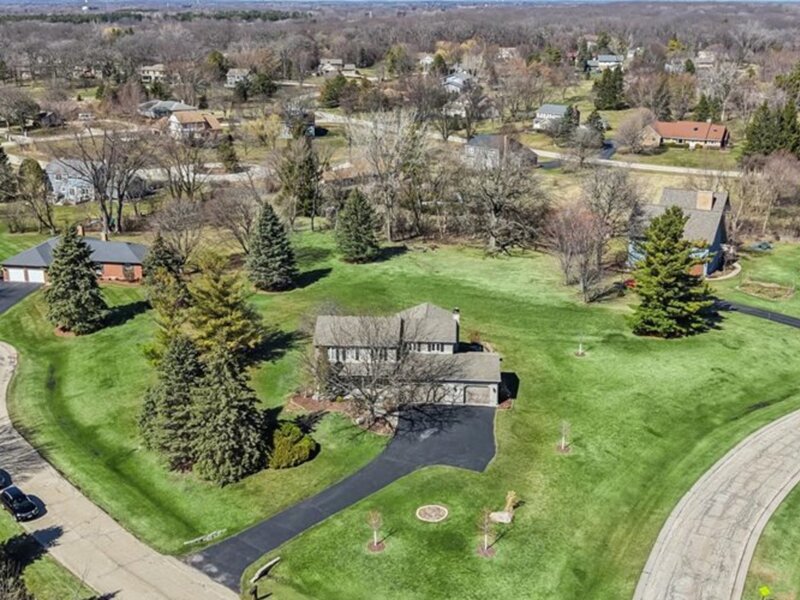 209 Mooregate Trail Hawthorn Woods IL 60047