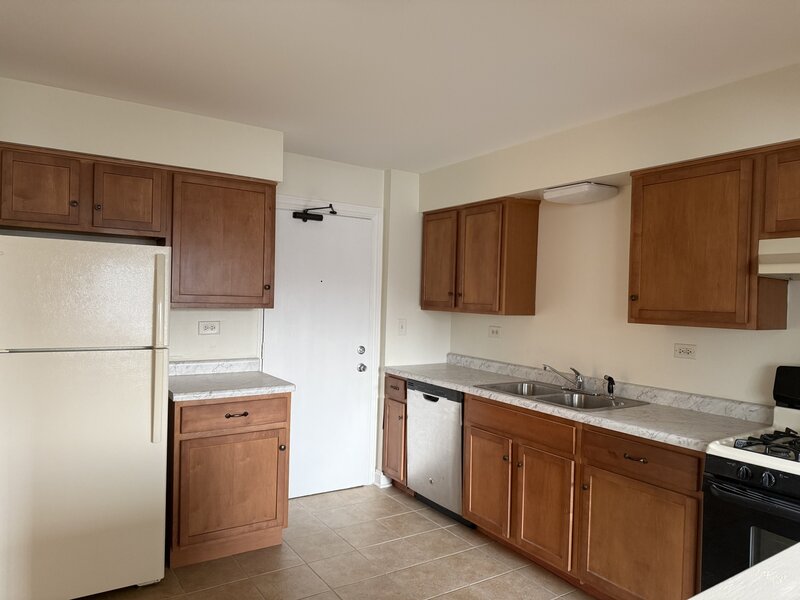 77 W Central Avenue Roselle IL 60172