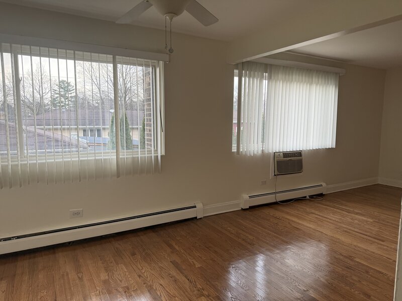 77 W Central Avenue Roselle IL 60172
