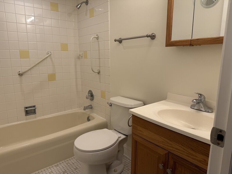 77 W Central Avenue Roselle IL 60172