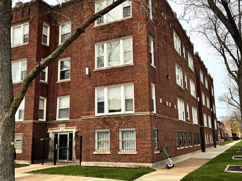 6852 S Dante Avenue Chicago IL 60637