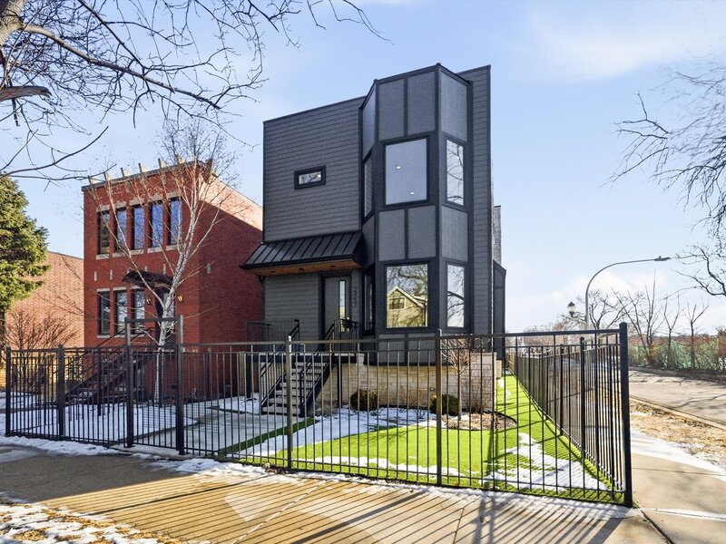 2457 W Byron Street Chicago IL 60618