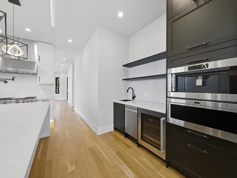 2457 W Byron Street Chicago IL 60618