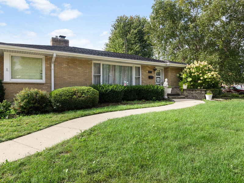 971 Demmond Street Elgin IL 60123