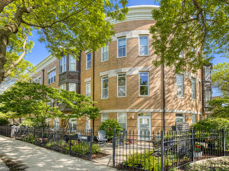 2477 W Montrose Avenue Chicago IL 60618