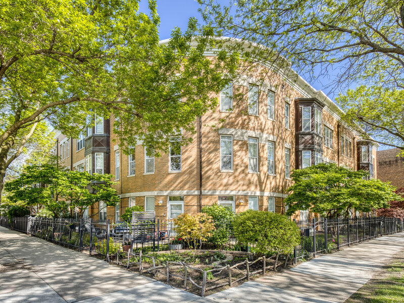 2477 W Montrose Avenue Chicago IL 60618