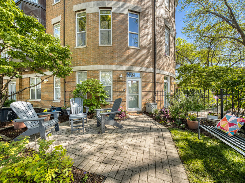 2477 W Montrose Avenue Chicago IL 60618