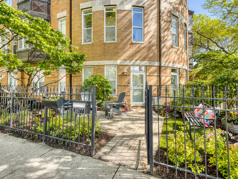 2477 W Montrose Avenue Chicago IL 60618