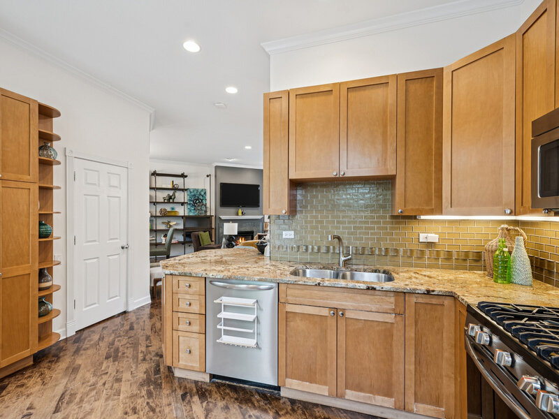 2477 W Montrose Avenue Chicago IL 60618