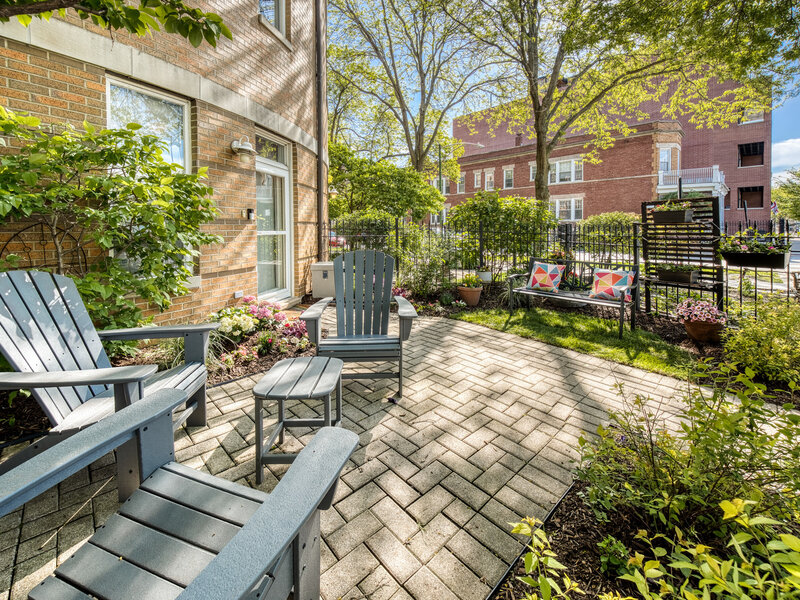 2477 W Montrose Avenue Chicago IL 60618