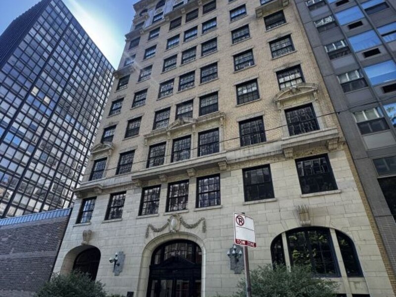 257 E Delaware Place Chicago IL 60611