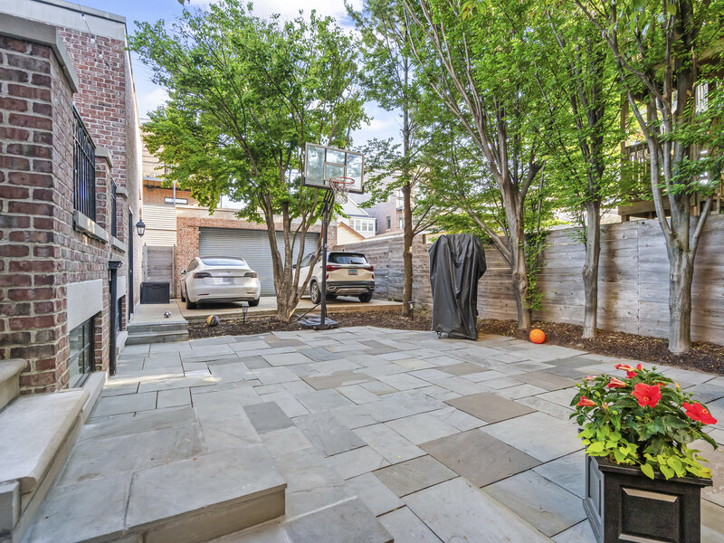 1331 W Wolfram Street Chicago IL 60657