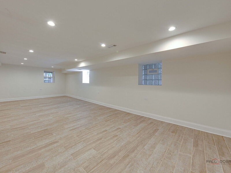 1826 W Farragut Avenue Chicago IL 60640