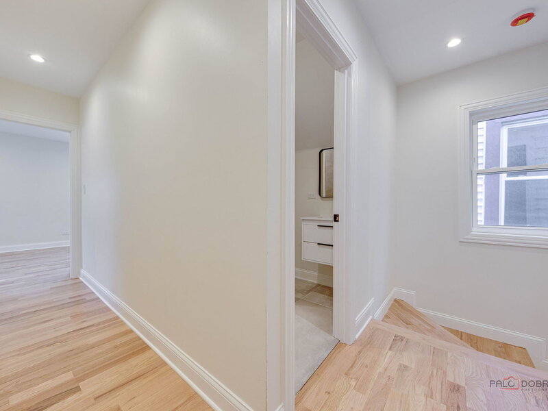 1826 W Farragut Avenue Chicago IL 60640