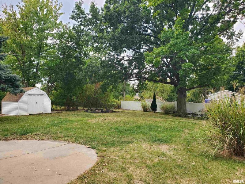 2211 Waveland Drive Bettendorf IA 52722