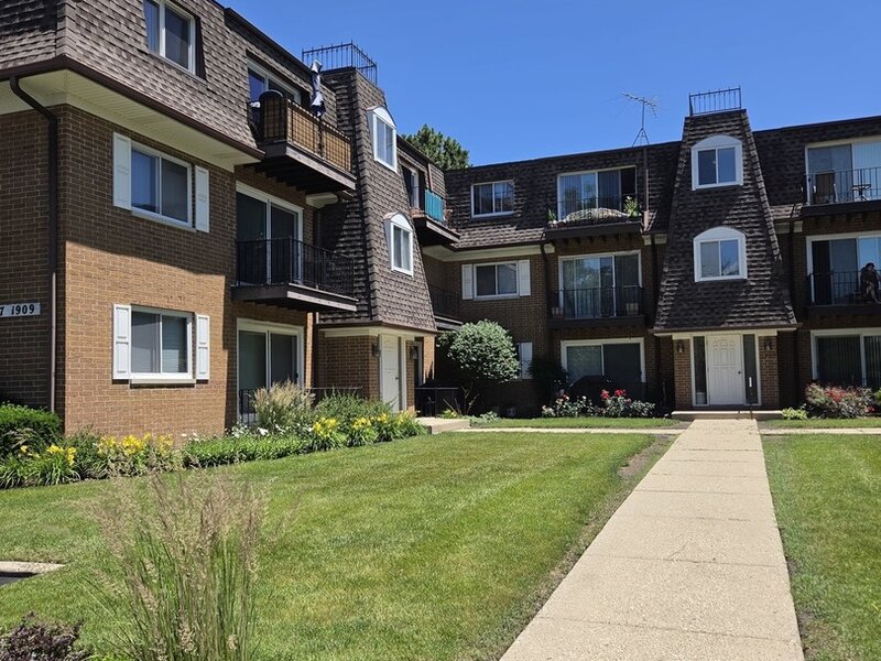 1907 W Golf Road Mount Prospect IL 60056