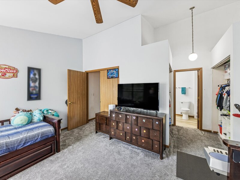 1375 Ridgefield Circle Carol Stream IL 60188
