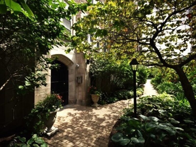6334 N Sheridan Road Chicago IL 60660