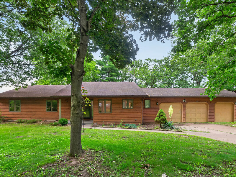 1006 N White Pine Drive Dixon IL 61021
