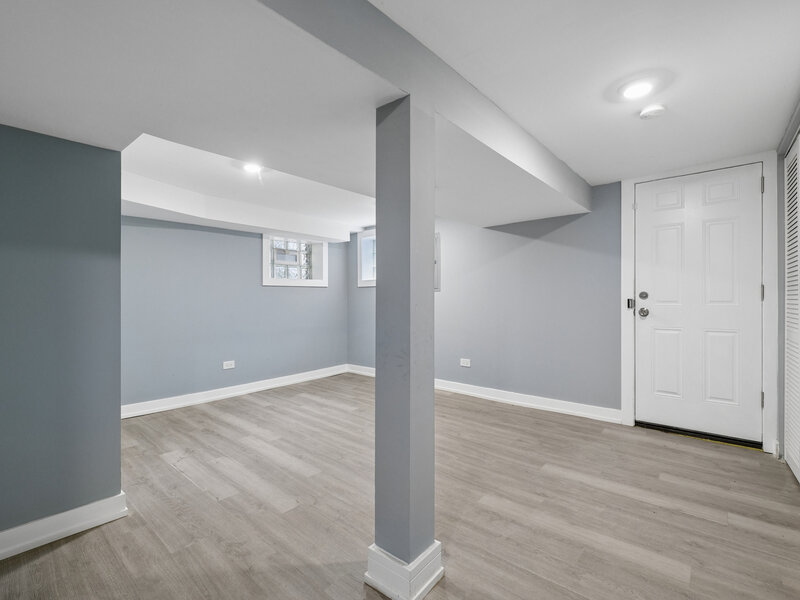 7005 S Eberhart Avenue Chicago IL 60637