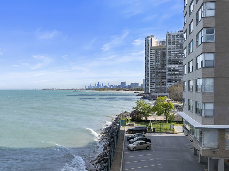 6301 N Sheridan Road Chicago IL 60660