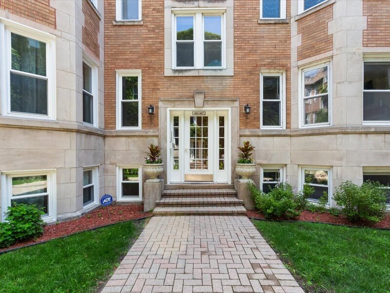 867 W Cornelia Avenue Chicago IL 60657