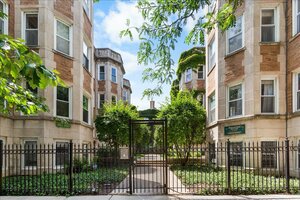 Photo of 867 W Cornelia Avenue Chicago IL 60657 Unit 1