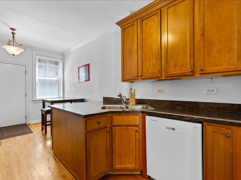 867 W Cornelia Avenue Chicago IL 60657