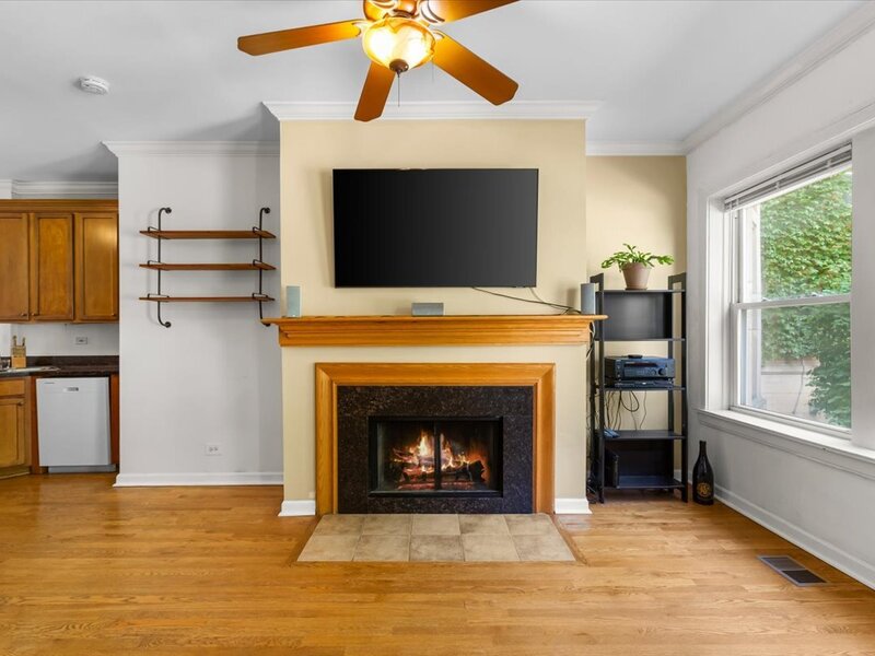 867 W Cornelia Avenue Chicago IL 60657